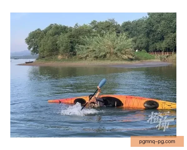 壮观海岸线探秘:皮划艇畅游直播漂流 壮观海岸线探秘:皮划艇畅游直播漂流